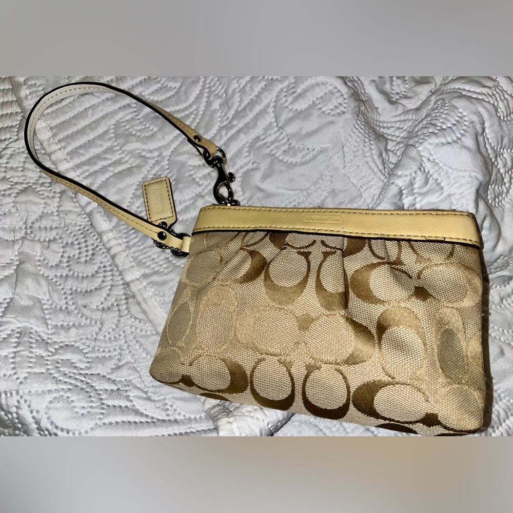 Coach wristlet khaki and yellow used but very good condition. Gift 
Cute
Small
